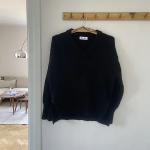 Stickad ulltröja - Superfin svart stickad tröja i 100% ull från WERA. Använd fåtal gånger, jättefint skick. Storlek XS men sitter lite oversize. 