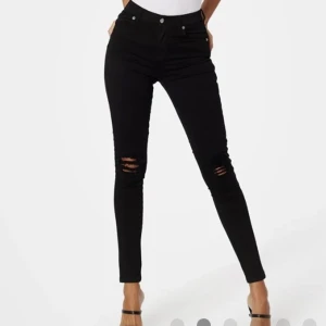 Skinny jeans  - Svarta skinny jeans med hål på knäna från dr denim. Stretchiga!! Använda men i bra skick 😇🩷