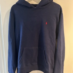Ralph Lauren huvtröja, storlek 18-20 - Väl använd tröja med huva, känns som ny!!