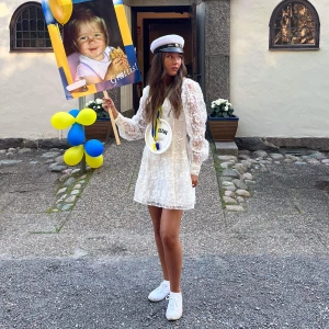 Studentklänning - Slutsåld klänning från nakd, omsydd i axlar och ärmar då de var väldigt puffiga från start. Fläcken på andra bilden är från flaket men har gått bort efter tvätten! 