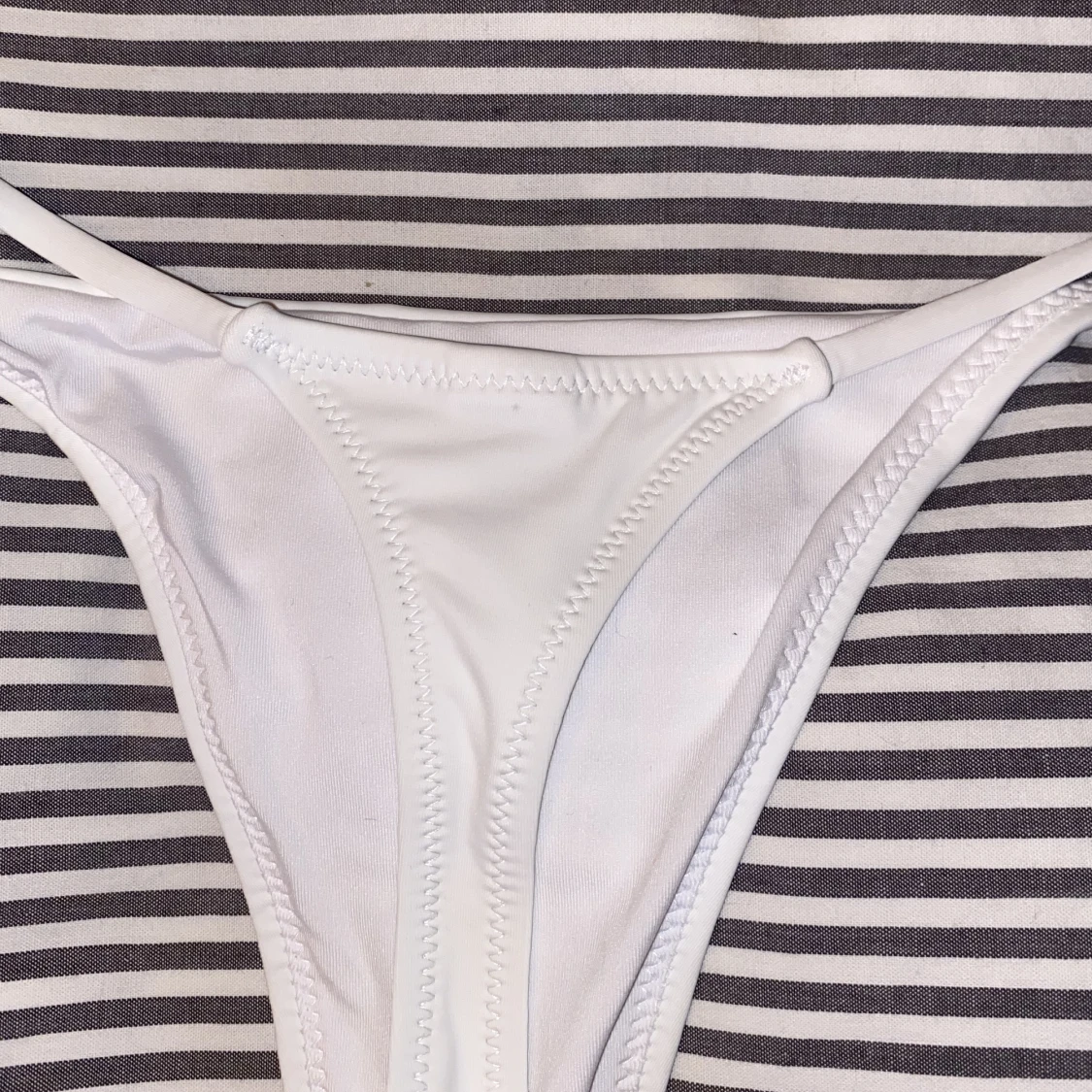 Vita bikinitrosor - 90