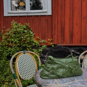 Vintage väska - Jättefin grön vintage väska! Så fin färg!🥳🥳🙌Den är ungefär 35cmx17cm🥰