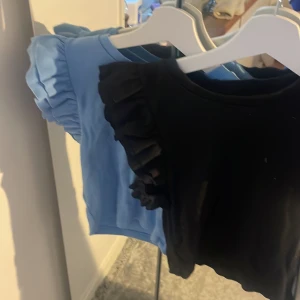 Zara tröjor 🙌💋 - Det är två zara tröjor som jag säljer och de har inga hål, andvänd cirka 2 gånger, säljer båda för 75 kr och bra skick !