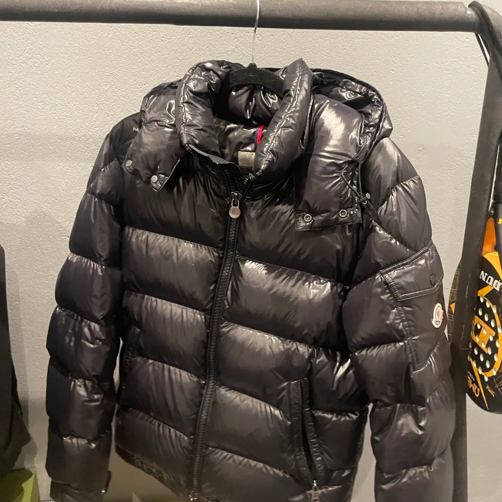 Moncler maya i storlek 2 (S-M) säljs, kommer i bra skick, använt ett antal gånger, view order finns och eventuellt fler bilder om det behövs.  Skriv för mer info . Jackor.