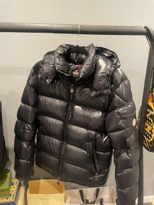 Svart Moncler maya jacka  - Moncler maya i storlek 2 (S-M) säljs, kommer i bra skick, använt ett antal gånger, view order finns och eventuellt fler bilder om det behövs.  Skriv för mer info 