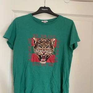 T-shirt - Grön T-shirt från AMISU i strl xs 