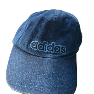 Vintage Adidas keps - Vintage adidas keps, använd en del men i mycket bra skick. PM för fler bilder eller frågor 