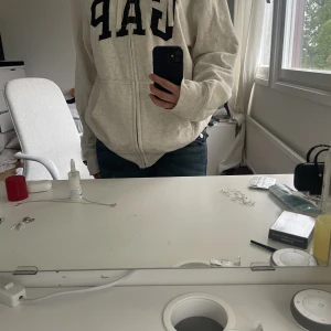 Gap hoodie - Zip up, använd men i fint skick! Har en fläck till höger annars är den som ny💞super fin!