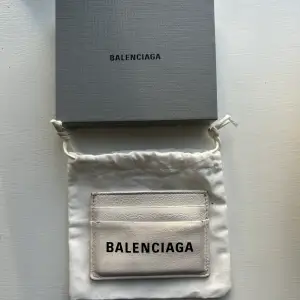 Vit läder plånbok/korthållare från Balenciaga. Originell förpackning ingår självklart.