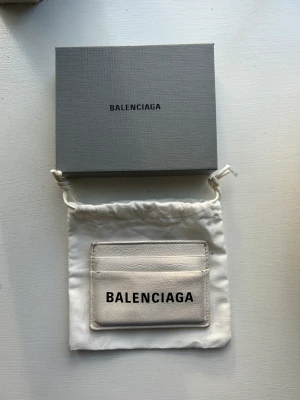 Balenciaga plånbok/korthållare - Vit läder plånbok/korthållare från Balenciaga. Originell förpackning ingår självklart.