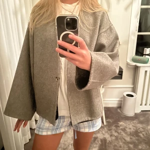 Så snygg höst jacka - Säljer nu denna super snygga höstjackan få den tyvärr inte kommer till användning längre. Perfekt nu till hösten som jacka men kan även funka som en superfin kofta🤗🤗