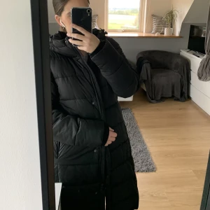 Lång vinterjacka  - Säljer denna långa vinterjacka från lager 157 då den inte kommer till användning längre. Jackan är använd under en vinter men är i jättefint skick och det finns inga defekter. Nypris 500kr, säljer för 300kr