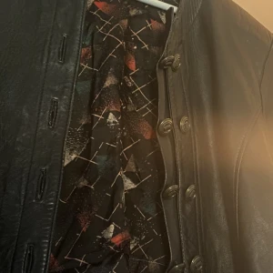 Skinjacka - Ass snygg 80- tals Skinjacka som inte kommer till användning. Längden på denna Skinjacka varierar beroende på personen men skulle säga midjan. Kontakta mig ifall du har några frågor.