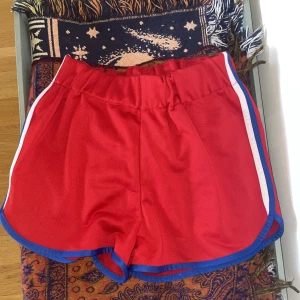 röda 70-tals shorts - Ett par riktigt balla shorts i 70-tals stil köpta på Carlings 2018, endast provade men kände att de inte passade min stil och har därefter bara legat nedpackade. Resår i midjan och kan både användas som hög- eller lågmidjade shorts. ✨