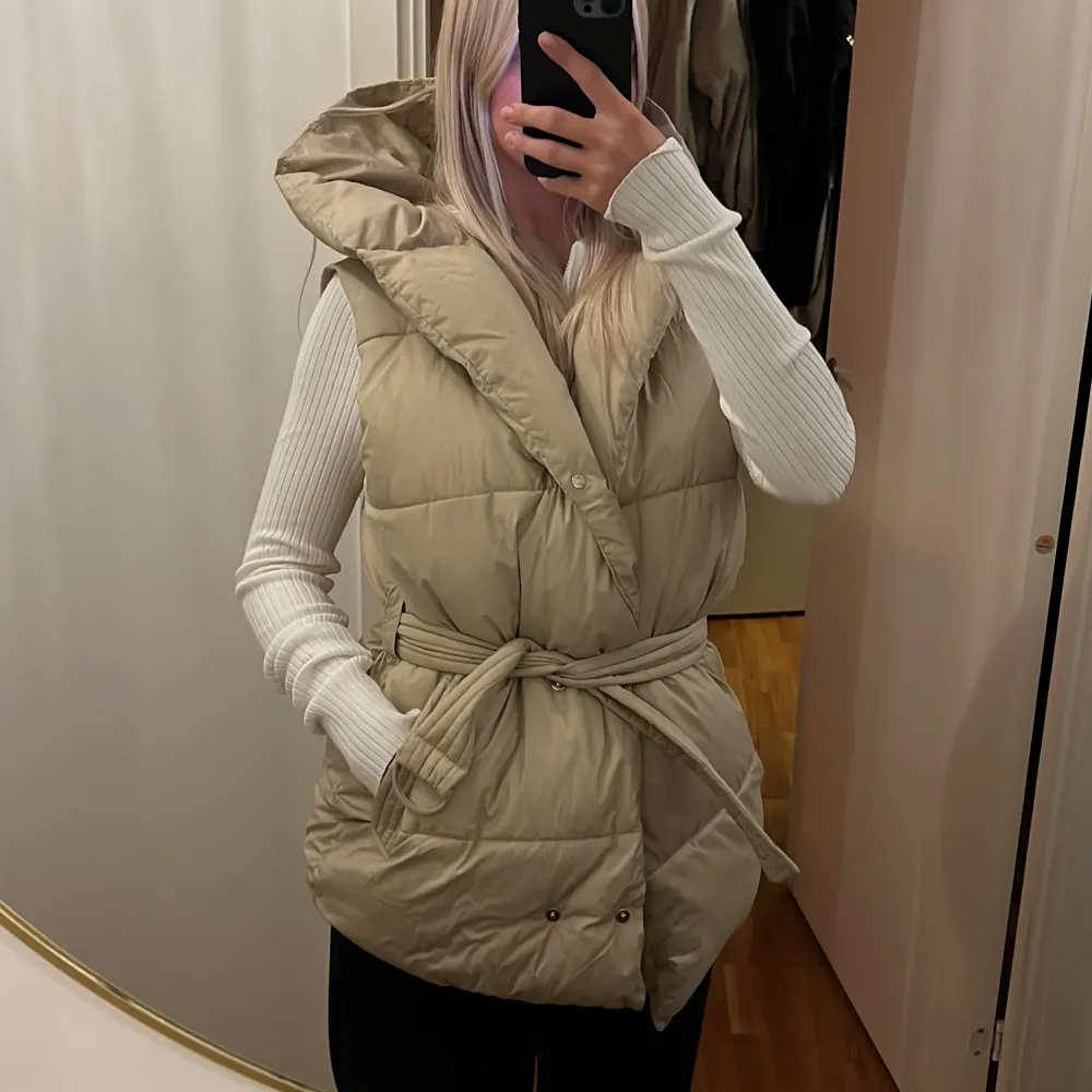 Säljer denna snygga beige västen passar XS-S. Oversized look. Helt oanvänd, nyskick. Finns inte att köpa längre. Säljer för 400 kr. Köparen står för frakten!. Jackor.