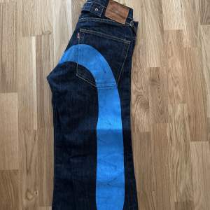 Evisu jeans köpta på Aplace i Stockholm. Storlek 30/34. 80cm innerben, 39cm i midjan. Köp gärna via köp nu.💫💫