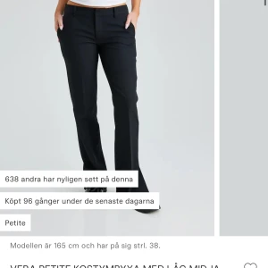 Kostymbyxor  - Låg midiade kostymbyxor från vinbok säljer pågrund av att dom e lite för korta dom e nästan helt nya använda cirka 2 gånger köpte för 500 kr och helt nya därav priset 