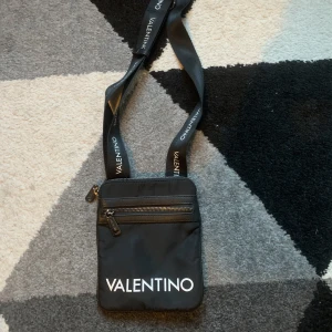 Axelväska valentino - Säljer nu min valentino axelväska då jag inte använder den längre pris ny 460kr mitt pris 150