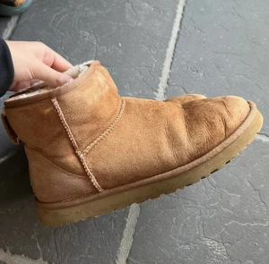 UGGS - Uggs med storlek 41, jätte mysig och sköna, andvänt skick. (Bilderna är lånade från Zagas secound hand)