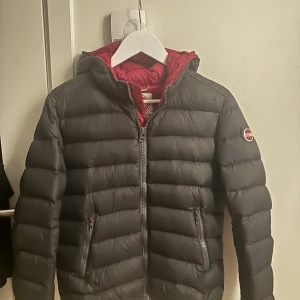 Colmar jacka  - Jätte fin mörkgrå colmar jacka med rosa insida. Köpt för flera år sedan i butik. Storleken är 44 vilken motsvarar S.