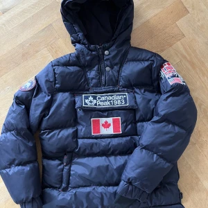 Canadian peak jacka! - Blå canadian peak, Använd ett fåtal gånger mycket varm!