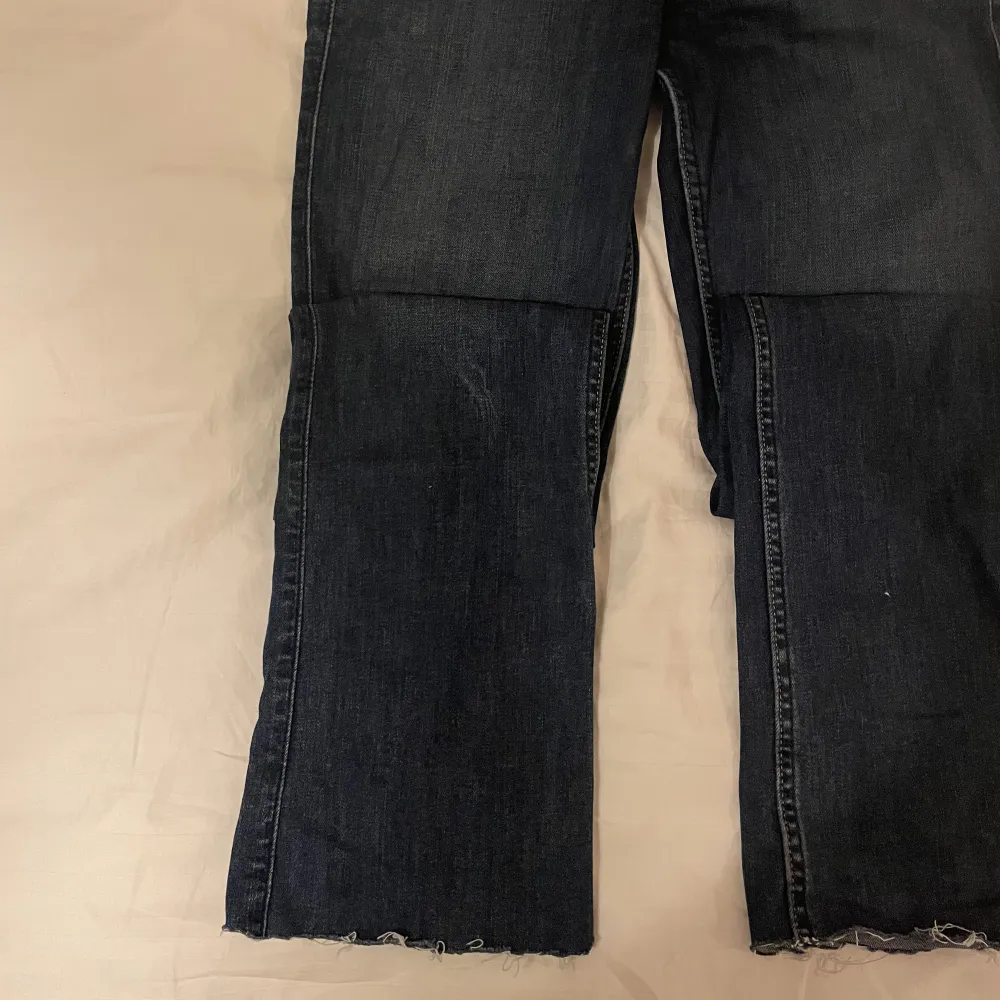 Lowwaist jeans från hollister med en slitning på knäet! De är straight/lite boot cut och passar någon runt 165. sitter as bra då de inte är speciellt tajta runt benen, passar xs/s🌸. Jeans & Byxor.