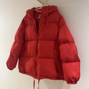 Vinterjacka - Så varm och mysig vinterjacka från h&m som inte kommer till användning. Jackan är starkare röd i verkligheten än på bilden! Nypris: ca 250 kr