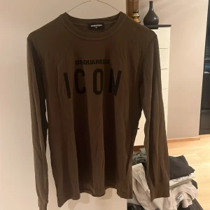 Dsquared2 långärmad tröja - Långärmad tröja i junior storlek 14Y Skick 8/10 Kan skickas med posten Har du vidare funderingar är det bara att fråga