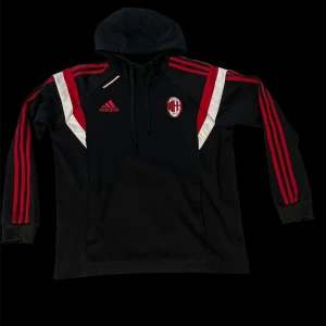 AC Milan Hoodie - Ac Milan hoodie  10/10 cond.  Storlek M men passar S  Priset kan Diskuteras vid en snabb affär:)