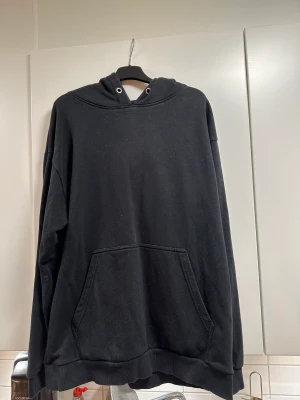 Svart hoodie  - Hoodie utan snöre till luvan