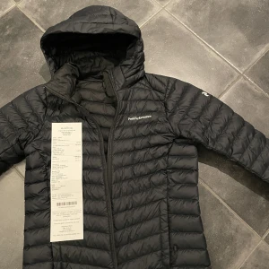 Peakperformance jacka  - Säljer denna jacka då den inte kommit till användning, finns inget täcken på användning då jag använt den vid två tillfällen alltså väldigt fint skick , köpt för 1800 kr, kan tänka mig att sälja för 990 kr, om ni har frågor eller vill se bild på så skriv❤️