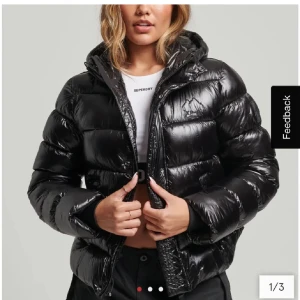 Superdry jacka - Glansig dunjacka från superdry endast använd fåtal gånger, som ny💕 Köpt för 1500kr.