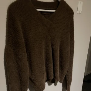 Brun stickad tröja  - Brun supermysig stickad tröja, aldrig använd🤎🐻