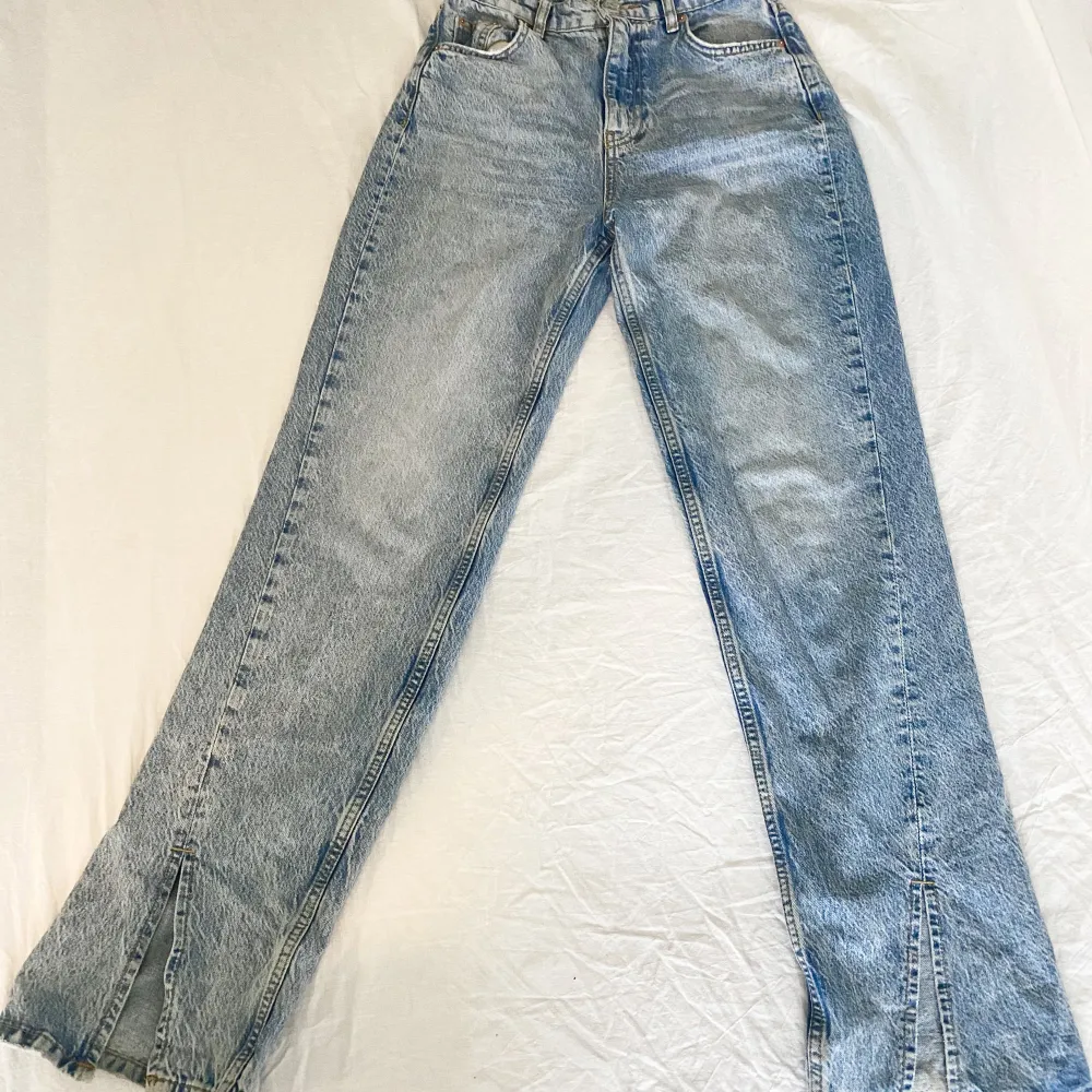 Längd ungefär 105cm Bredd  32cm Blivit för små för mig Mid/highwaist . Jeans & Byxor.