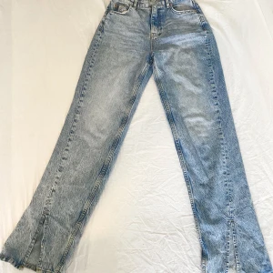 Jeans med slit - Längd ungefär 105cm Bredd  32cm Blivit för små för mig Mid/highwaist 
