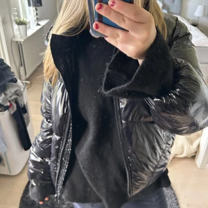 Glansig Vinterjacka  - Supersnygg glansig vinterjacka från vero Moda!! Sparsamt använd och är i väldigt gott skick, nypris ca 800🫶🏽🫶🏽🫶🏽