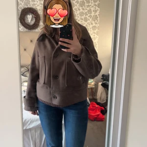 Kort kappa - En jättefin kappa från förra årets höstkollektion av Kappahl. Säljer den eftersom jag är sugen på något nytt.  Nypris: 900kr