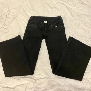 True religion jeans  - Säljer mina assnygga true religion bootcut jeans då jag inte använder dem och behöver pengar. Köpta här på plick och har inga defekter. Är ca 170 lång och dem är i storlek 28. Lånade bilder från förra ägaren. Skriv för fler bilder eller frågor💗
