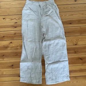 Linnebyxor  - Ett par linnebyxor med hög midja. Byxorna är ifrån Ginatricot i storlek M <3