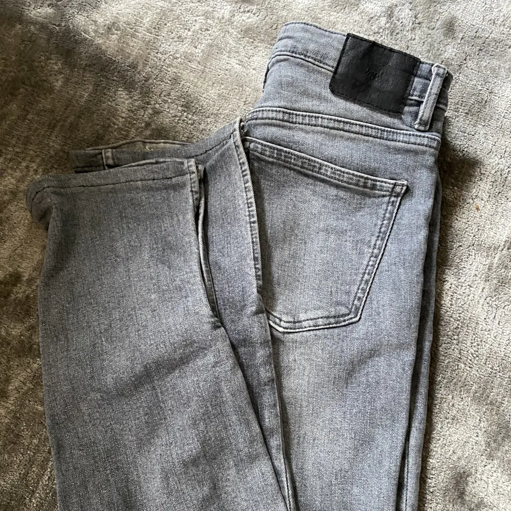 Ett par gråa bootcut jeans med hål och slits i från zara. . Jeans & Byxor.