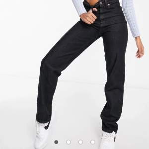 Svarta jeans med tvättad finish. Märket är Femme Luxe, köpt på ASOS (slutsålda). Storlek 36. Straight modell. Skriv för fler bilder