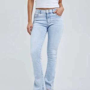 Superfina low waist bootcut jeans från bikbok, stretchiga - använda fåtal gånger och slutsålda online💙