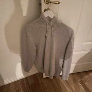 Grå hoodie  - Väl använd grå hoodie 