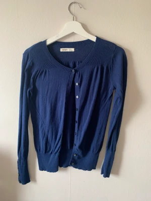 Old navy tröja - Köpte den secondhand för länge sen men har knappt använt den. Den ha ringa hål eller fläckar ☺️