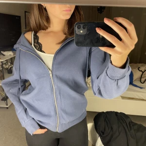 Blå zip-tröja från Gina  - En fin blå zip-tröja från Gina i stl xs men passar mig som brukar ha s/m