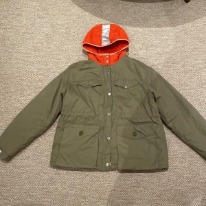 Acne studios och Fjällräven jacka - Säljer denna jacka från ett samarbete med Acne studios och Fjällräven för att den inte används. Är i mycket bra skick !