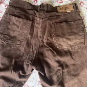 34/32 bruna baggy jeans från Marlboro