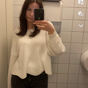 Vit stickad  - Skit snygg vit stickad tröja från Nelly! Köpt förra året använd några gånger men jättebra skick