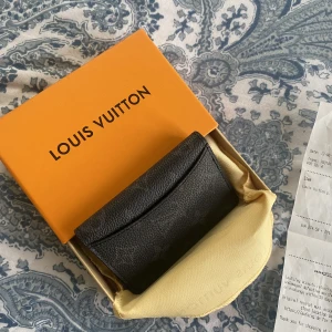 KORTHÅLLARE, Organizer de Poche, Louis Vuitton - LV korthållare knappt använd, som ny. Köpte den i somras när jag var nere i tyskland på semester. Box och kvitto finns, köpte den för 339 euro