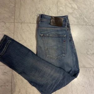 Replay jeans - Snygga replay jeans i modellen ”grover” lite slitna vid fickor och lappen där bak. Annars fint skick. Storlek 31.